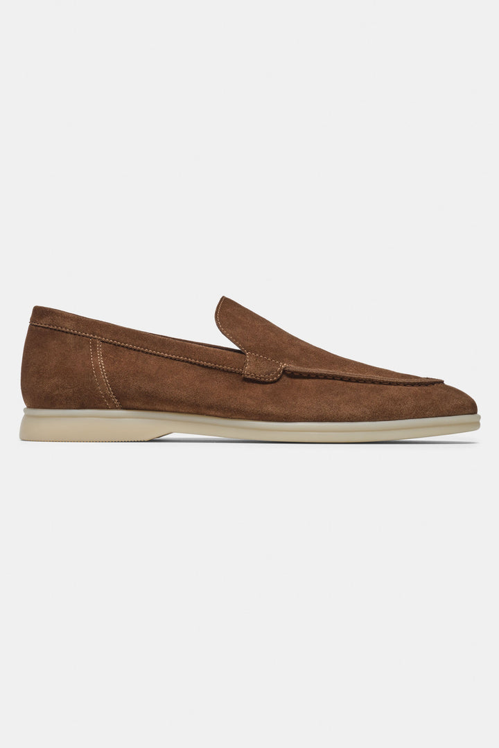 De Klassieke Suède Loafer