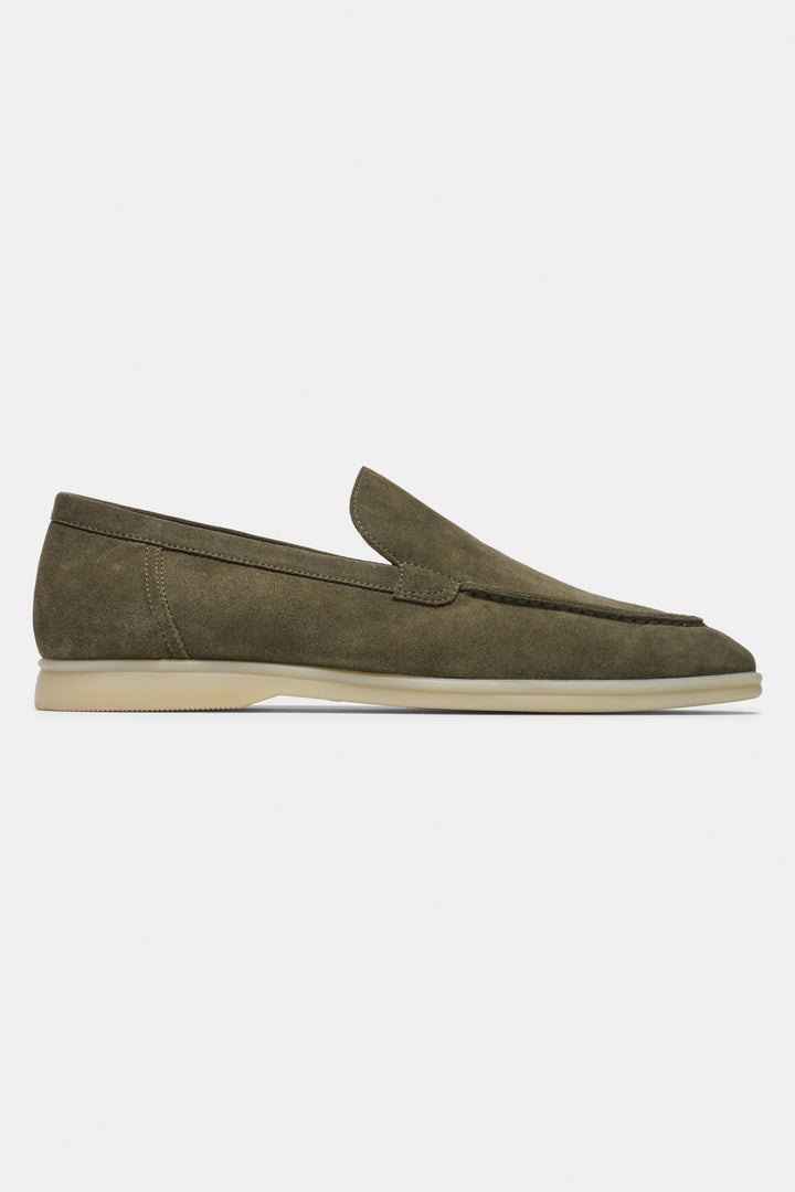 De Klassieke Suède Loafer