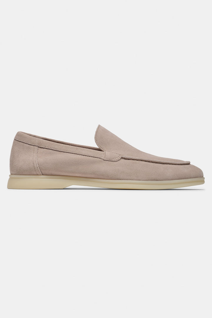 De Klassieke Suède Loafer