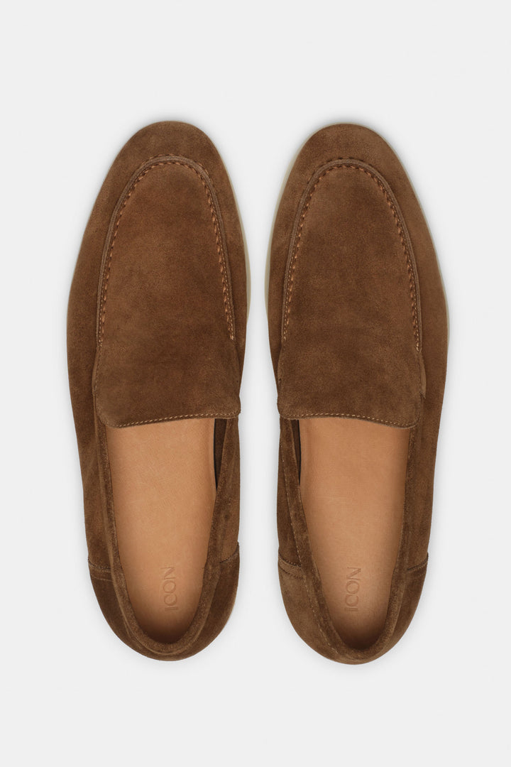 De Klassieke Suède Loafer