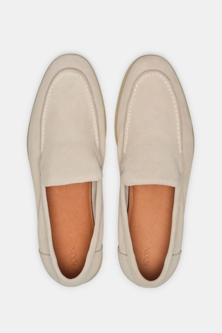 De Klassieke Suède Loafer