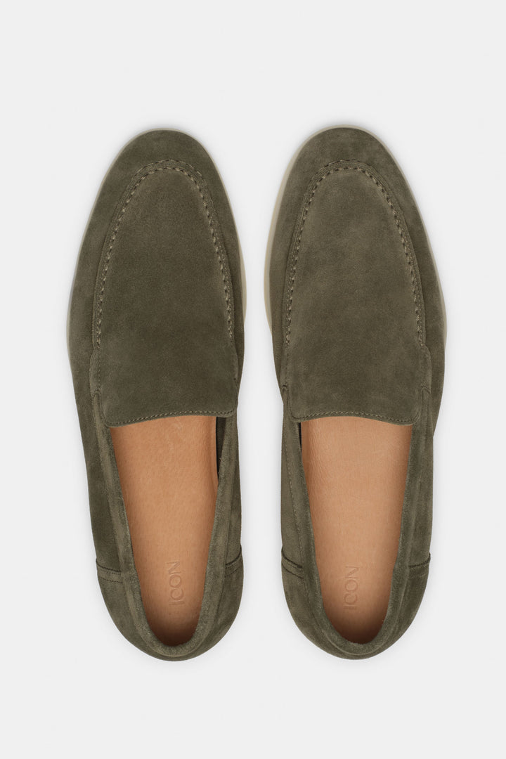 De Klassieke Suède Loafer