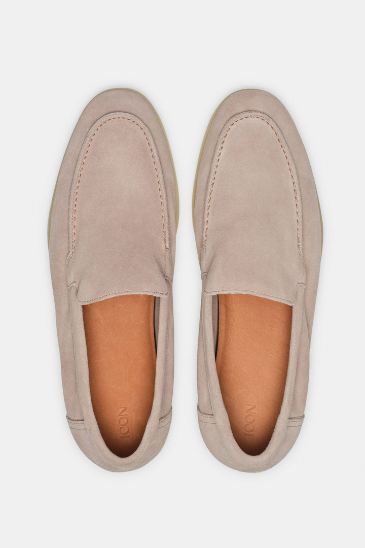 De Klassieke Suède Loafer