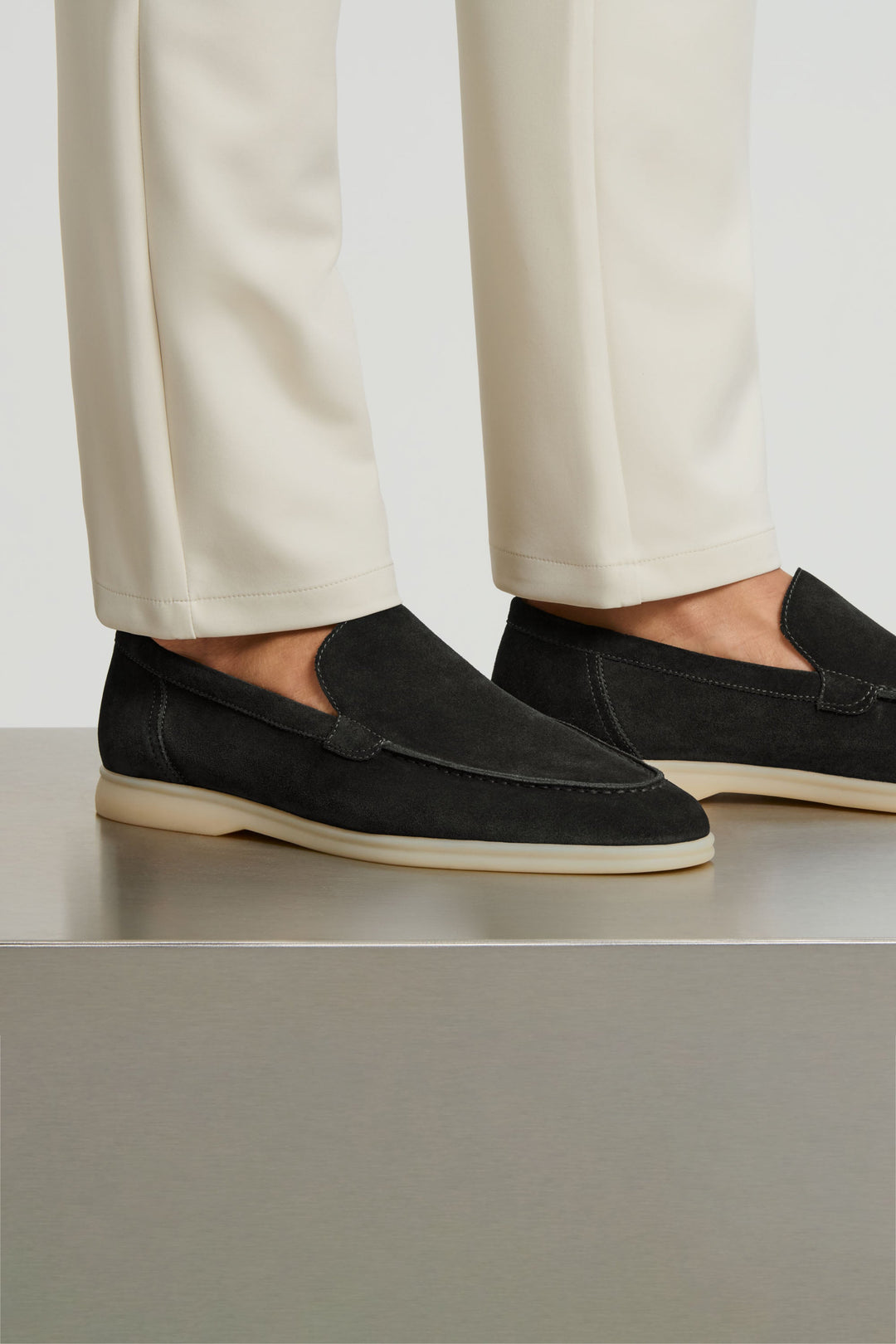 De Klassieke Suède Loafer