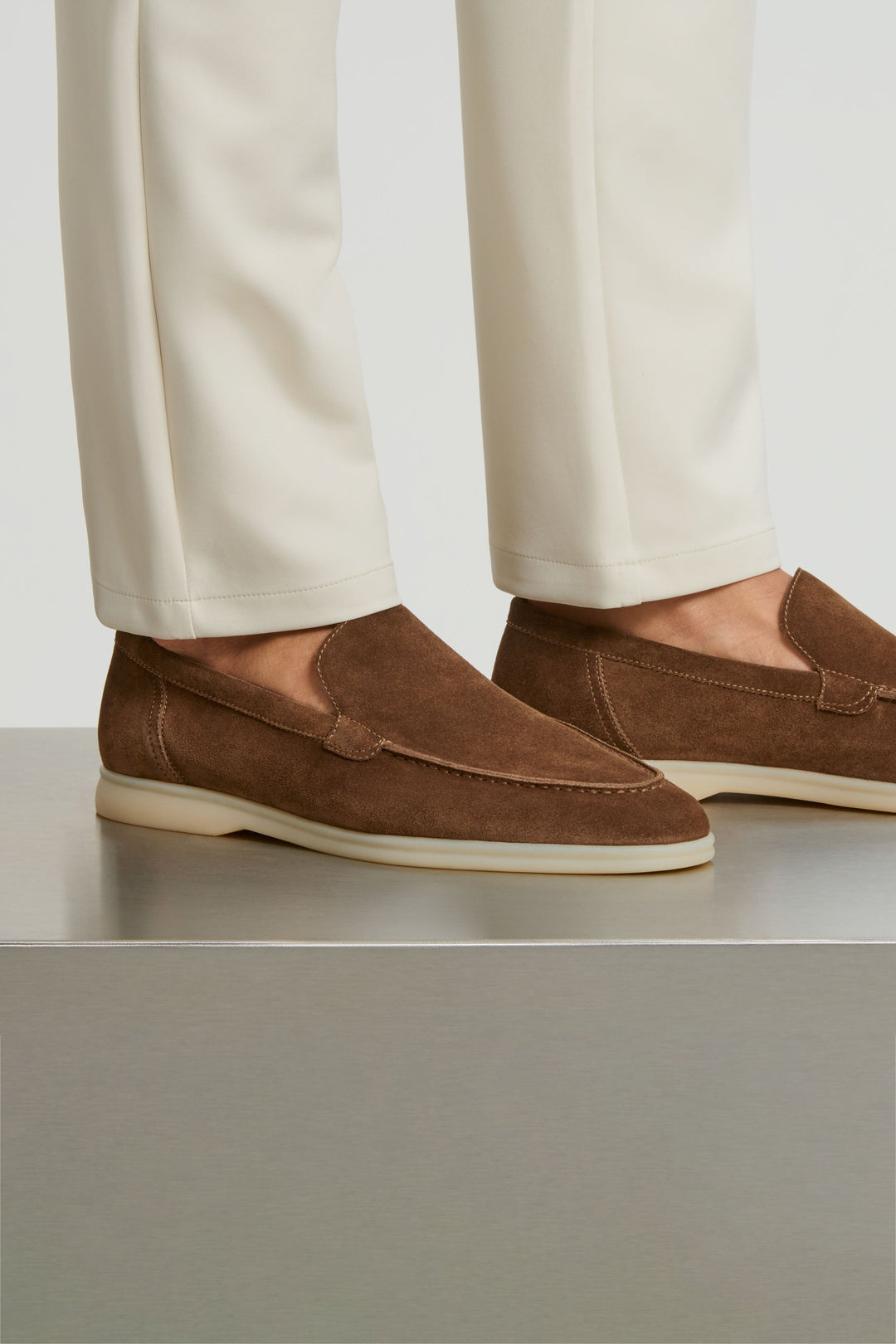 De Klassieke Suède Loafer