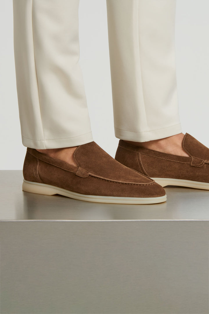 De Klassieke Suède Loafer