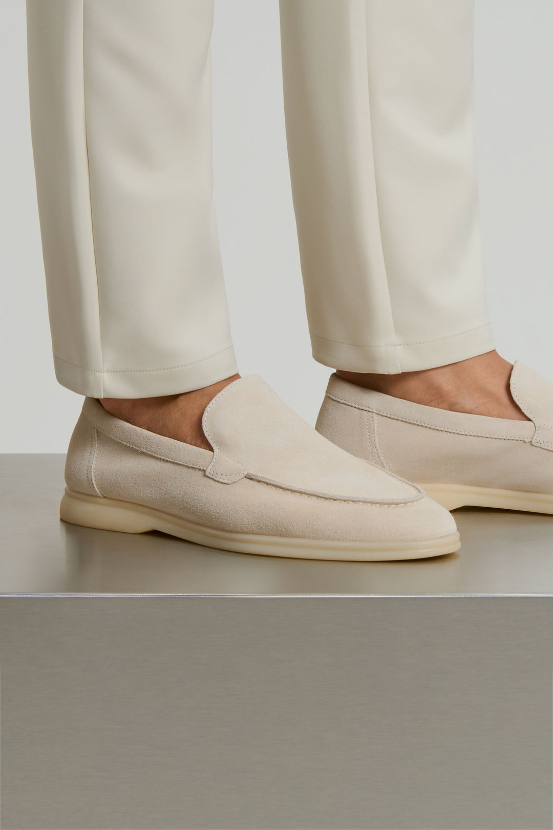 De Klassieke Suède Loafer