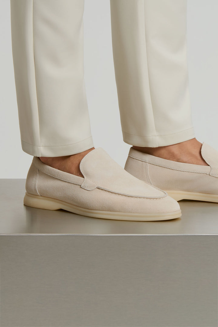 De Klassieke Suède Loafer