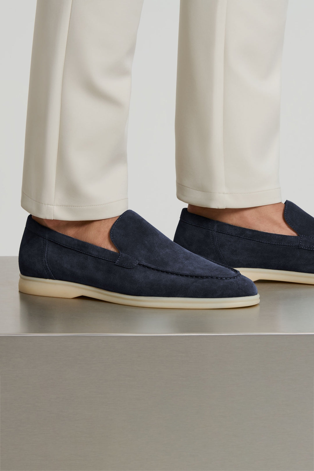 De Klassieke Suède Loafer