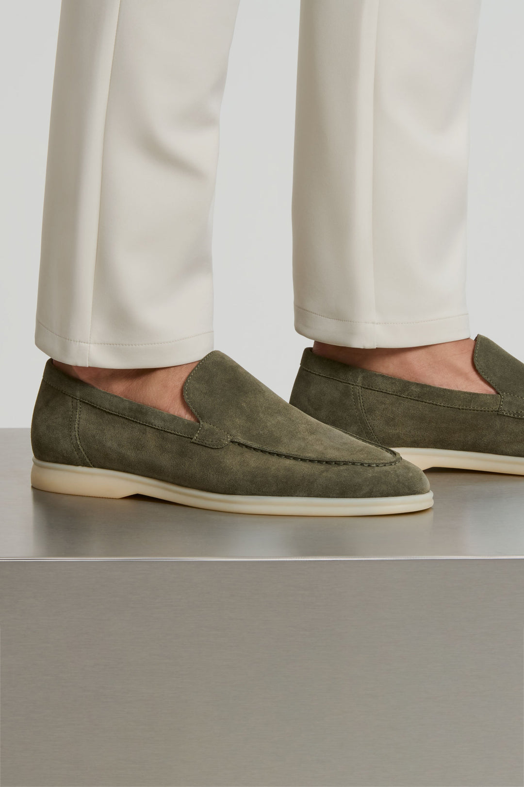 De Klassieke Suède Loafer