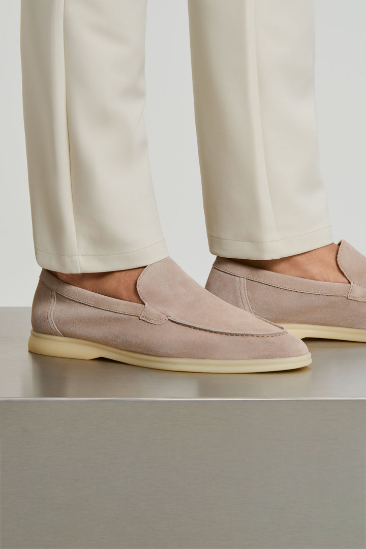 De Klassieke Suède Loafer