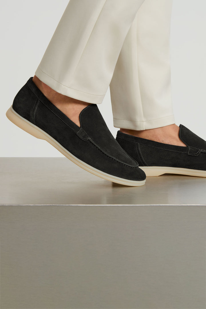 De Klassieke Suède Loafer