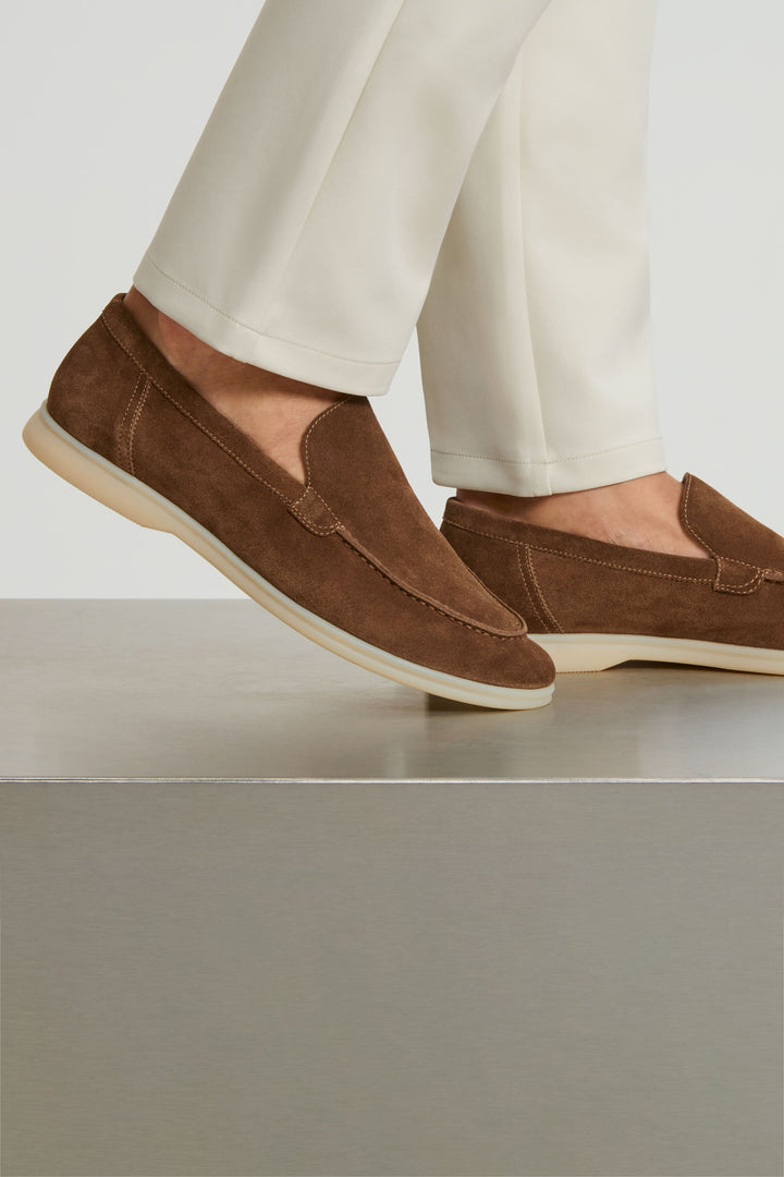 De Klassieke Suède Loafer