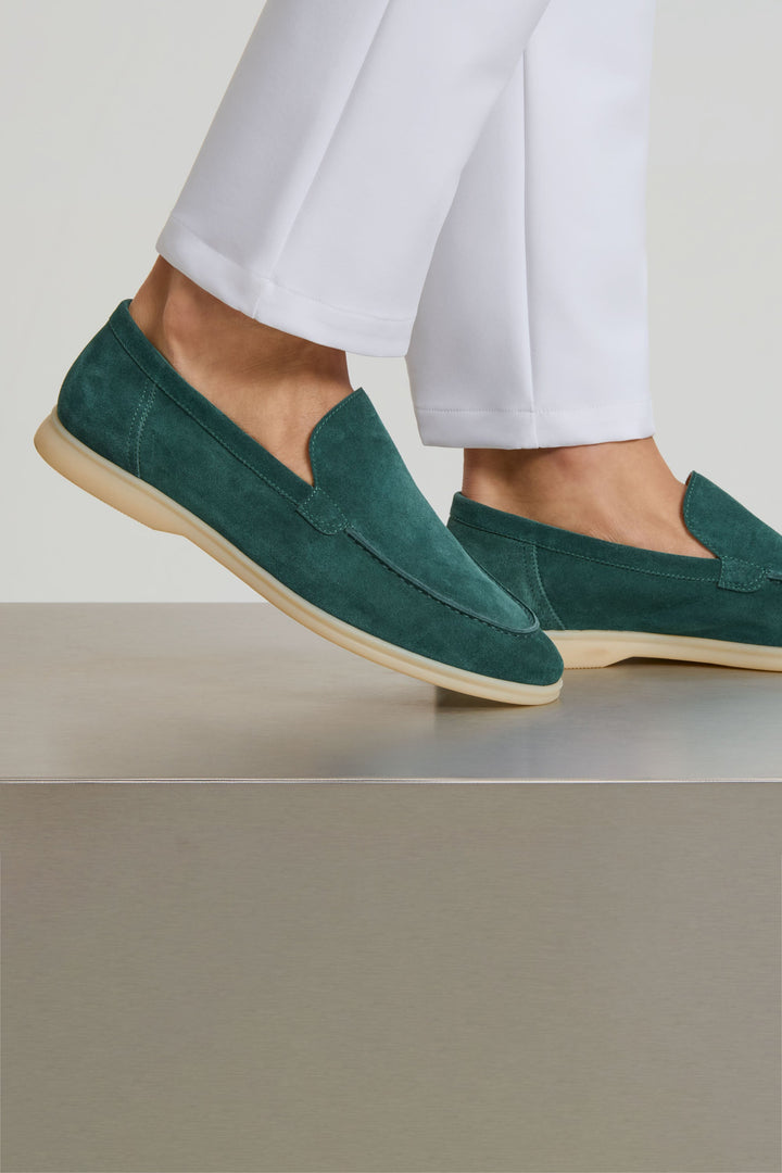 De Klassieke Suède Loafer