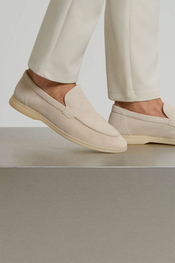 De Klassieke Suède Loafer