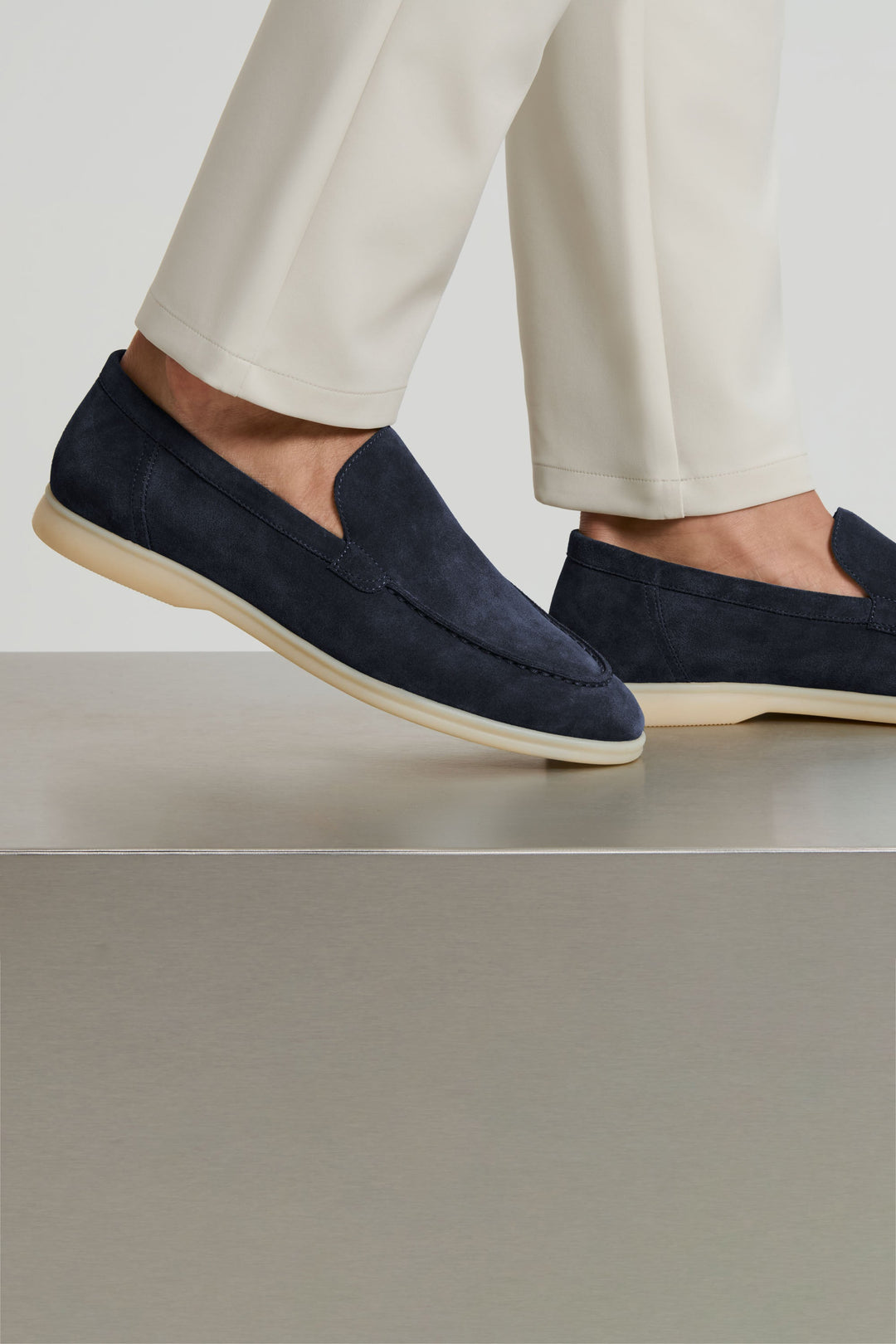 De Klassieke Suède Loafer