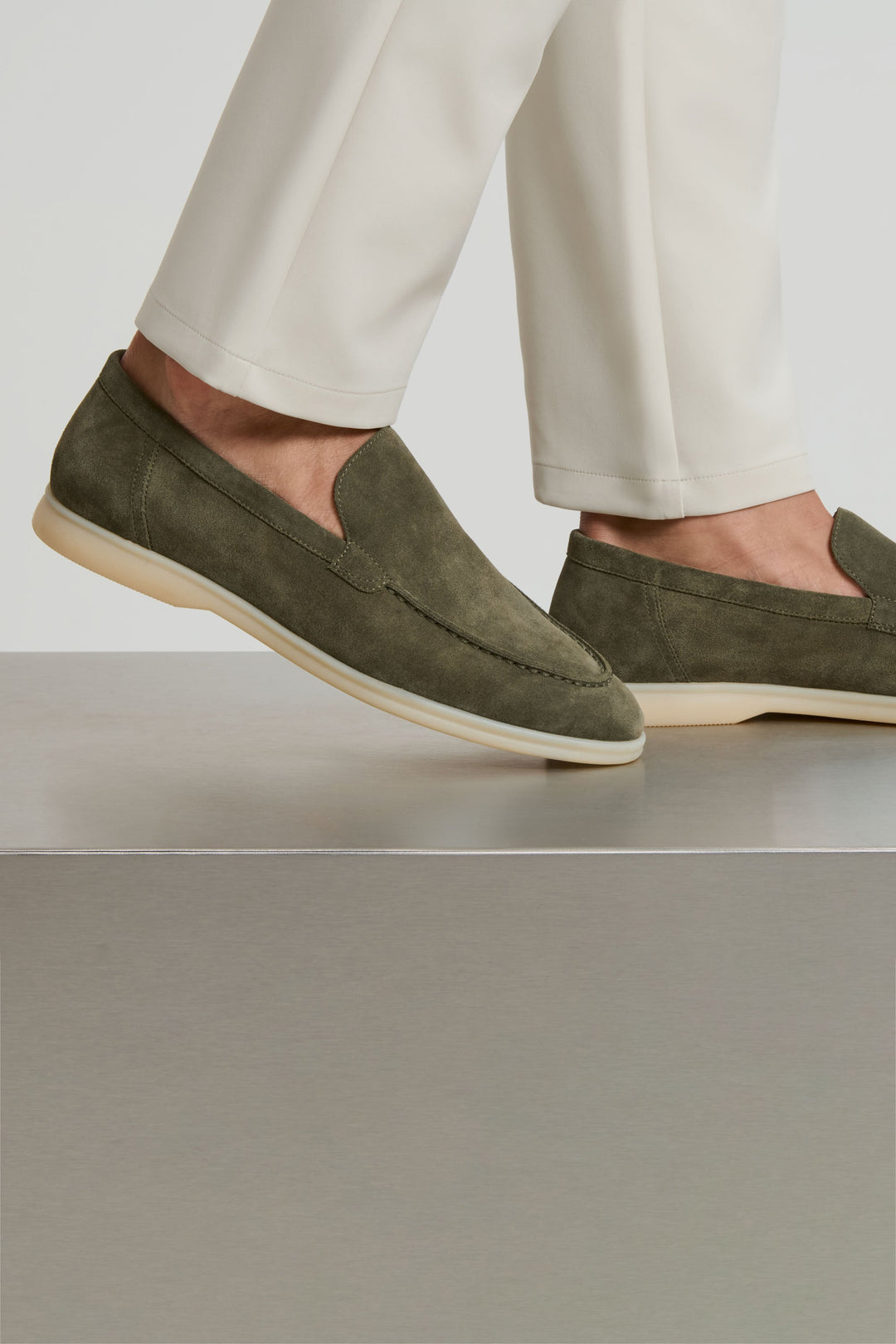 De Klassieke Suède Loafer