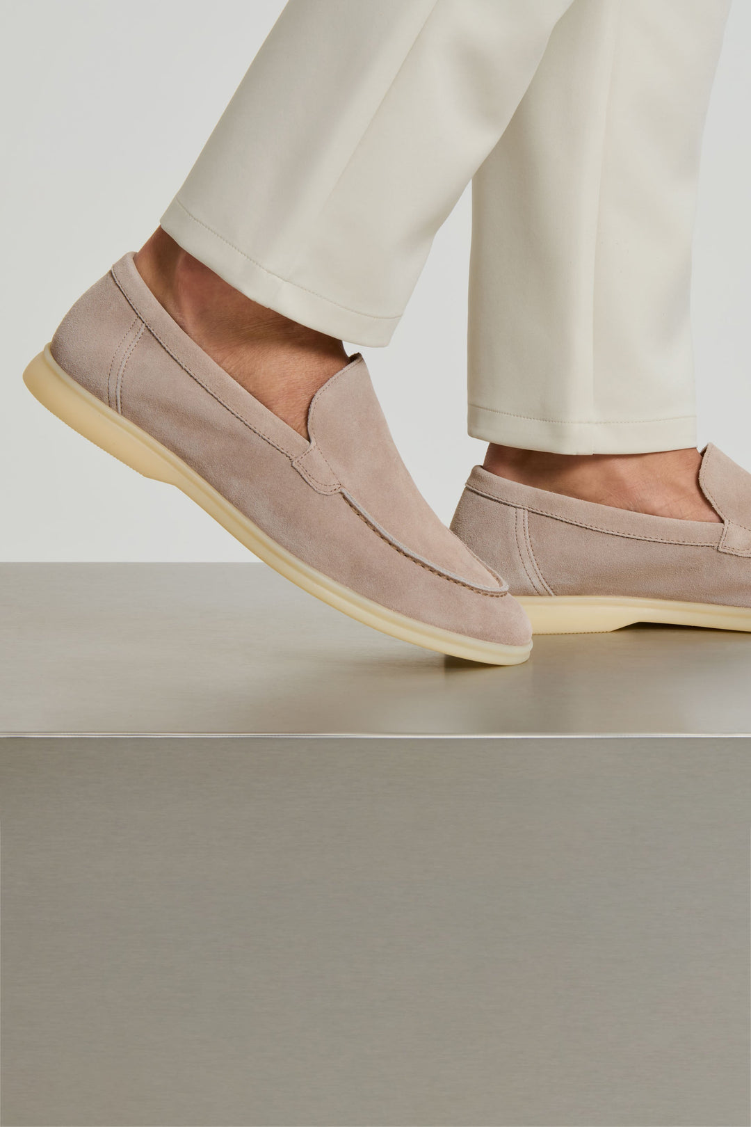 De Klassieke Suède Loafer