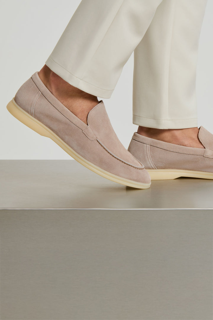 De Klassieke Suède Loafer