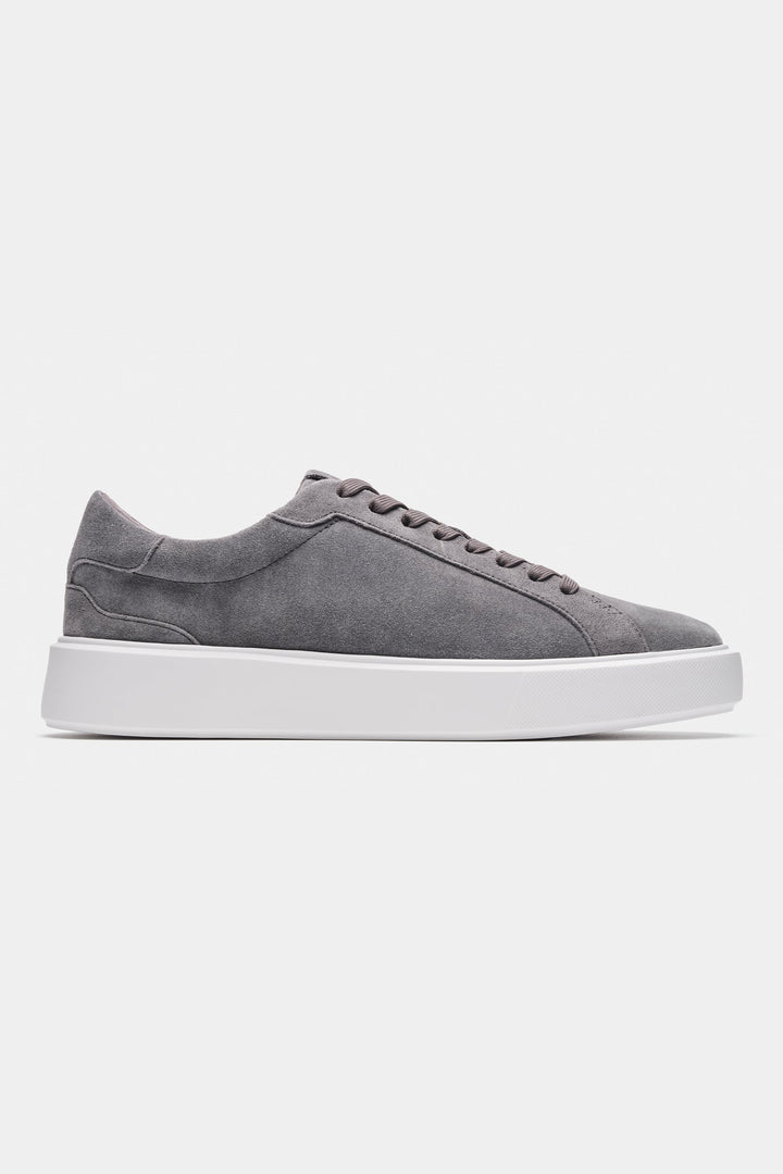 De Klassieke Suède Sneaker