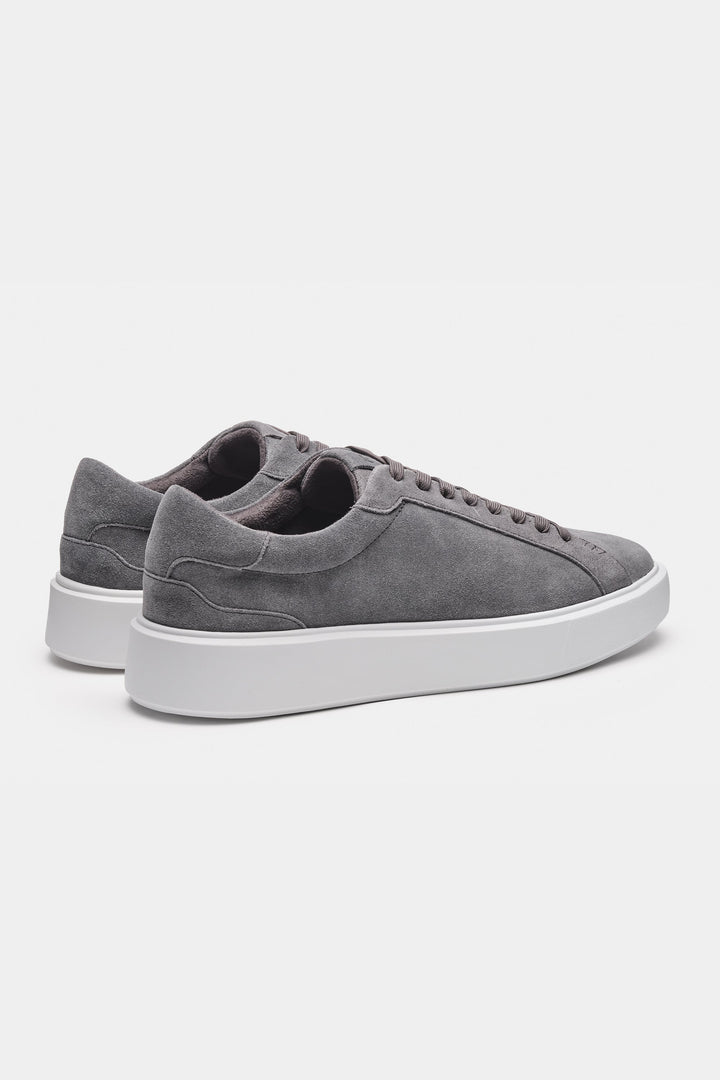 De Klassieke Suède Sneaker
