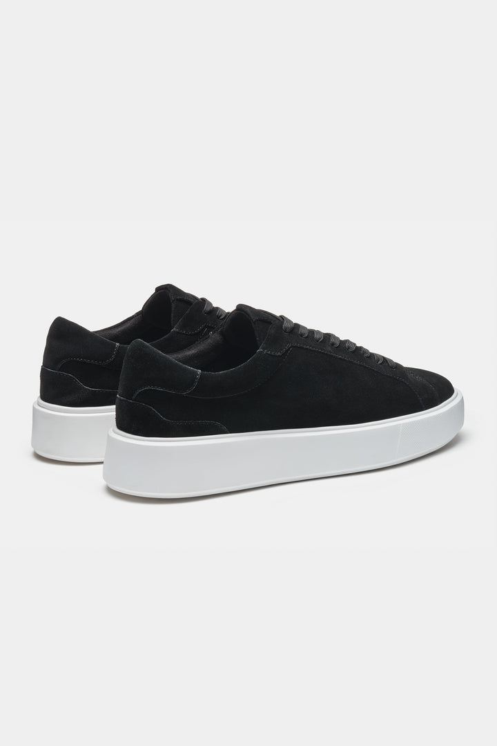 De Klassieke Suède Sneaker