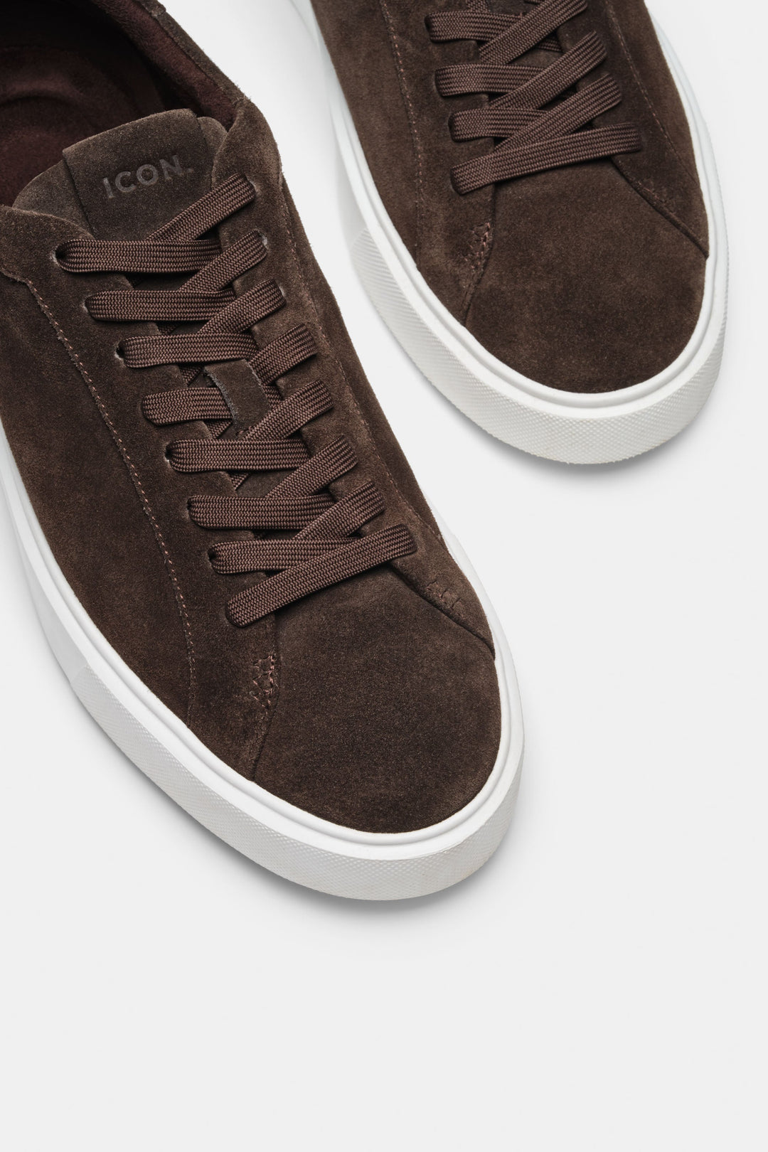 De Klassieke Suède Sneaker